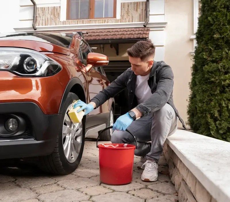 Lavage auto à domicile Aspach-le-Bas : professionnel intervenant sur un véhicule